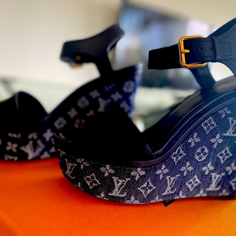 Authentic Louis Vuitton Waterfall Wedge Sandal sz 39 New! Dark Navy Blue Leather - Picture 2 of 16